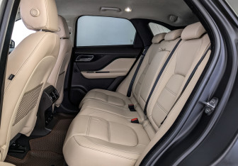 Подержанный автомобиль Jaguar F-Pace 2019 года (18 фото)