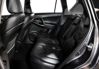 Подержанный автомобиль Toyota RAV4 2011 года (11 фото)