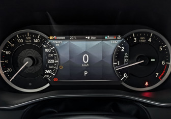 Подержанный автомобиль Jaguar F-Pace 2021 года (16 фото)
