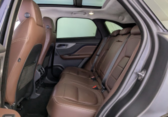 Подержанный автомобиль Jaguar F-Pace 2017 года (11 фото)