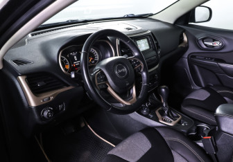 Подержанный автомобиль Jeep Cherokee 2014 года (15 фото)