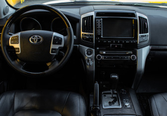 Подержанный автомобиль Toyota Land Cruiser Suv 2015 года (10 фото)