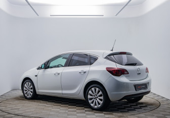 Подержанный автомобиль Opel Astra Hatchback 2012 года (7 фото)