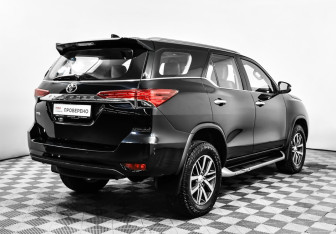 Подержанный автомобиль Toyota Fortuner 2017 года (5 фото)