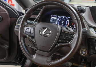 Подержанный автомобиль Lexus ES 2020 года (16 фото)