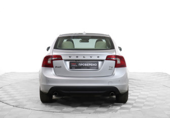 Подержанный автомобиль Volvo S60 2011 года (6 фото)