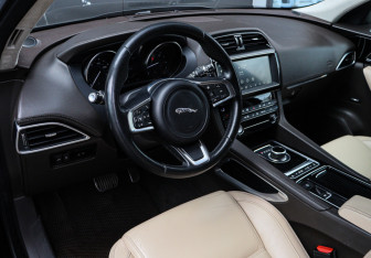 Подержанный автомобиль Jaguar F-Pace 2019 года (13 фото)