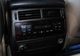 Подержанный автомобиль Toyota Land Cruiser Suv 2009 года (10 фото)