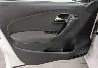 Подержанный автомобиль Volkswagen Polo Hatchback 2011 года (11 фото)