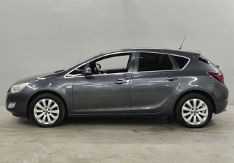 Подержанный автомобиль Opel Astra Hatchback 2011 года (8 фото)