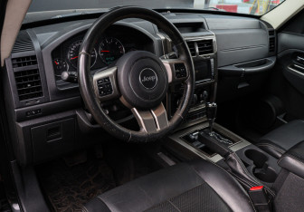 Подержанный автомобиль Jeep Cherokee 2011 года (13 фото)
