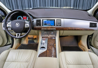 Подержанный автомобиль Jaguar XF Sedan 2008 года (14 фото)