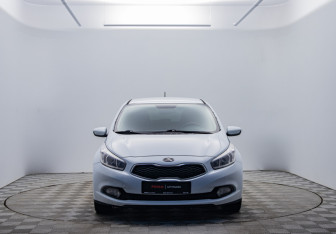 Подержанный автомобиль Kia Ceed Hatchback 2014 года (2 фото)