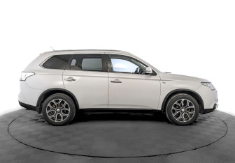 Подержанный автомобиль Mitsubishi Outlander 2014 года (4 фото)