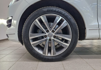 Подержанный автомобиль Audi Q7 2014 года (12 фото)