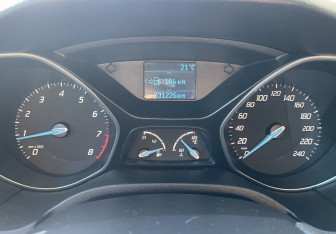 Подержанный автомобиль Ford Focus Sedan 2011 года (18 фото)