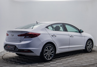Подержанный автомобиль Hyundai Elantra Sedan 2019 года (5 фото)