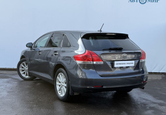 Подержанный автомобиль Toyota Venza 2010 года (7 фото)