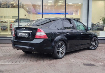 Подержанный автомобиль Ford Focus Sedan 2008 года (8 фото)