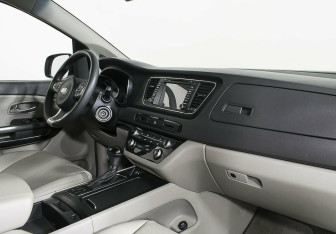 Подержанный автомобиль Kia Carnival 2016 года (10 фото)