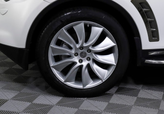 Подержанный автомобиль Infiniti QX70 2015 года (23 фото)