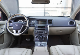 Подержанный автомобиль Volvo S60 2012 года (12 фото)