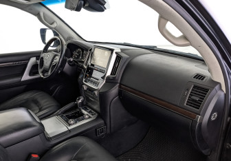 Подержанный автомобиль Toyota Land Cruiser Suv 2017 года (13 фото)