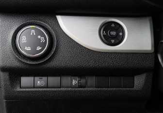 Подержанный автомобиль Peugeot Traveller 2020 года (21 фото)