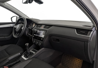 Подержанный автомобиль Skoda Octavia Liftback 2017 года (10 фото)