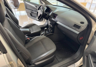 Подержанный автомобиль Opel Astra Sedan 2011 года (9 фото)