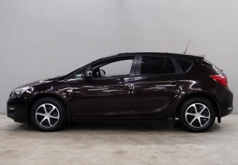 Подержанный автомобиль Opel Astra Hatchback 2013 года (4 фото)