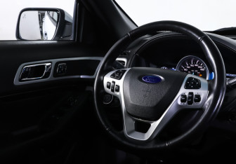 Подержанный автомобиль Ford Explorer 2013 года (14 фото)