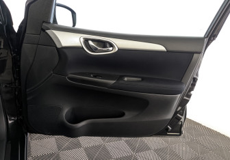 Подержанный автомобиль Nissan Tiida Hatchback 2015 года (25 фото)