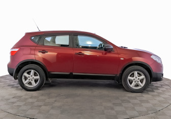 Подержанный автомобиль Nissan Qashqai 2013 года (4 фото)