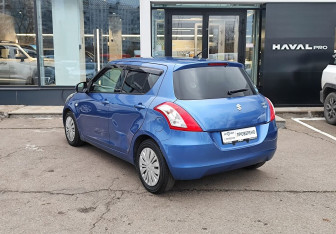 Подержанный автомобиль Suzuki Swift Hatchback 2015 года (7 фото)