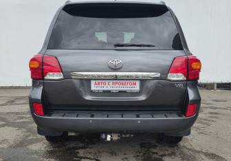 Подержанный автомобиль Toyota Land Cruiser Suv 2014 года (6 фото)