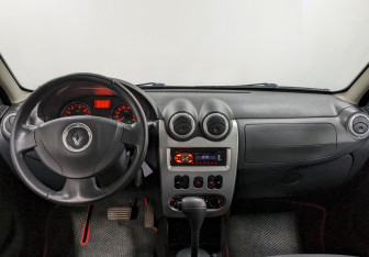 Подержанный автомобиль Renault Sandero 2012 года (21 фото)