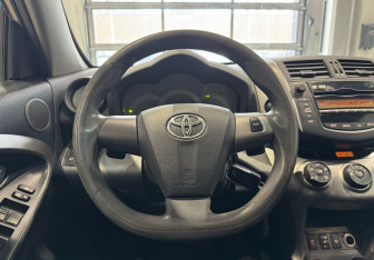 Подержанный автомобиль Toyota RAV4 2011 года (14 фото)