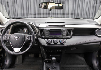 Подержанный автомобиль Toyota RAV4 2015 года (14 фото)