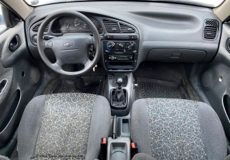 Подержанный автомобиль Chevrolet Lanos 2006 года (10 фото)