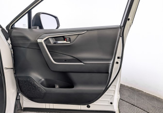 Подержанный автомобиль Toyota RAV4 2021 года (24 фото)