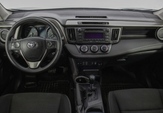 Подержанный автомобиль Toyota RAV4 2015 года (13 фото)