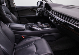 Подержанный автомобиль Audi Q7 2015 года (7 фото)