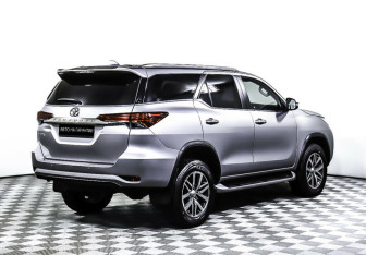 Подержанный автомобиль Toyota Fortuner 2018 года (5 фото)