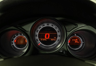 Подержанный автомобиль Citroen C4 Hatchback 2013 года (11 фото)