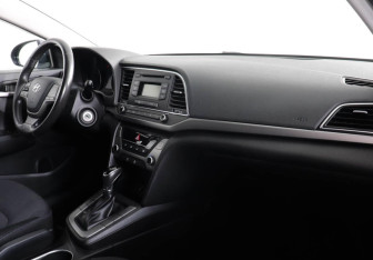 Подержанный автомобиль Hyundai Elantra Sedan 2017 года (6 фото)