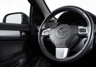 Подержанный автомобиль Opel Astra Sedan 2009 года (13 фото)