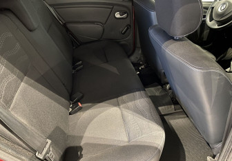 Подержанный автомобиль Renault Sandero 2013 года (11 фото)