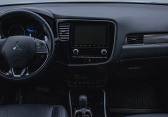 Подержанный автомобиль Mitsubishi Outlander 2020 года (14 фото)