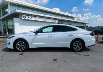 Подержанный автомобиль Hyundai Sonata 2022 года (8 фото)